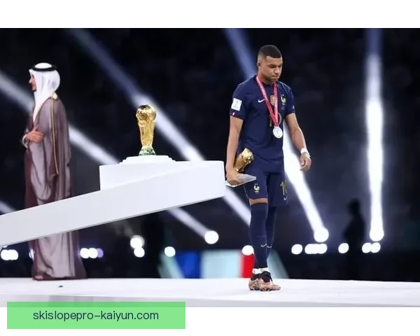 姆巴佩在2022年世界杯决赛中上演帽子戏法，表现稳健备受关注