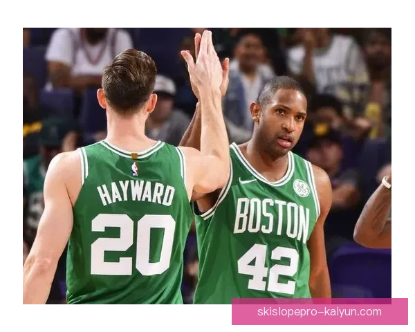 莱万多夫斯基持续表达降薪留队意愿，未来动向值得关注